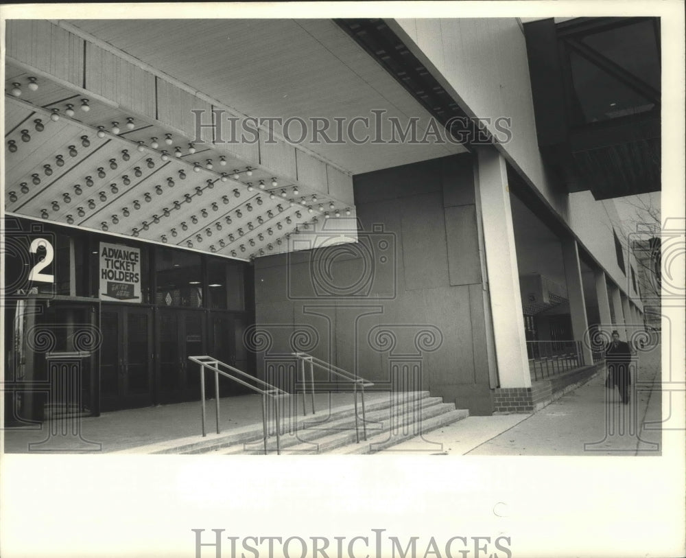 1986 Possible leak at Milwaukee Convention Center - Historic Images