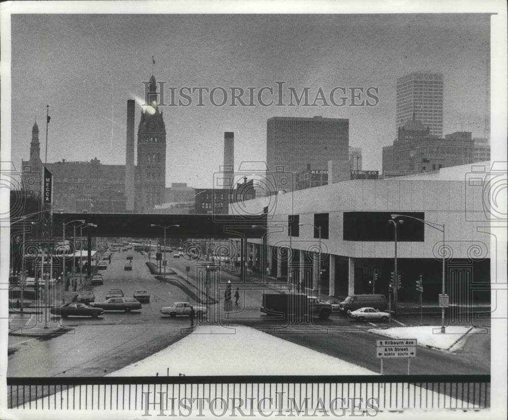 1976 Press Photo Milwaukee&#39;s new Convention Center - mjb69324 - Historic Images