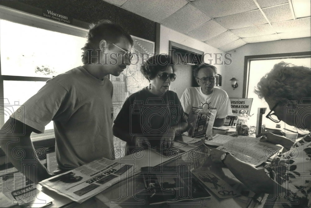 1991 Press Photo Randy, Gloria and Reginald Biggs stop at Milwaukee Convention - Historic Images