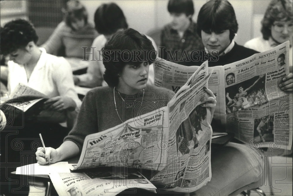1983 Press Photo JoAnne Hosch, Martin Luther High School, reads newspaper - Historic Images