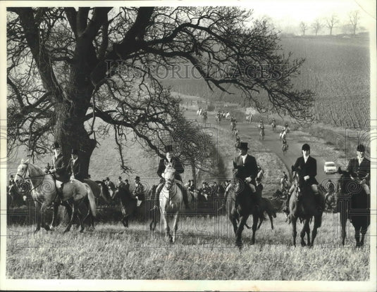 1974 Press Photo British fox hunt near Dorking, England - mjb69519-Historic Images
