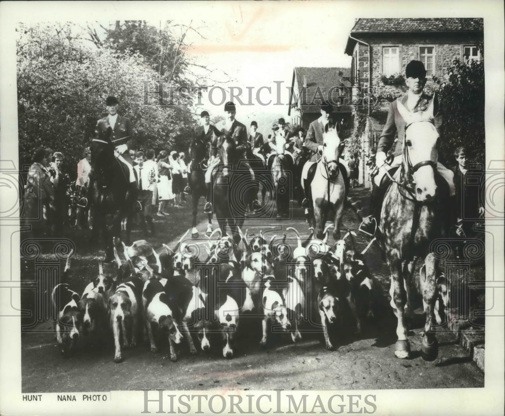 1966 Press Photo Fox hunting near Gut Neuhof, West Germany - mjb69520 - Historic Images