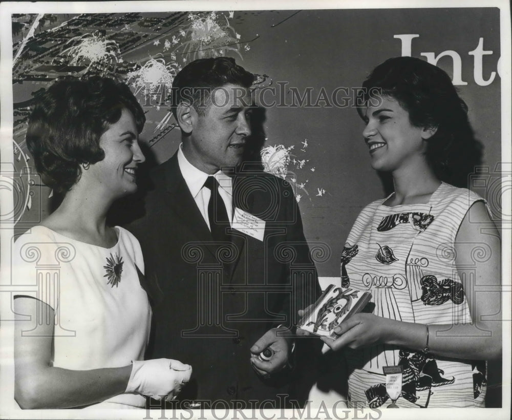 1962 Press Photo Mayor and Mrs. Maier and others at trade fair, Chicago. - Historic Images