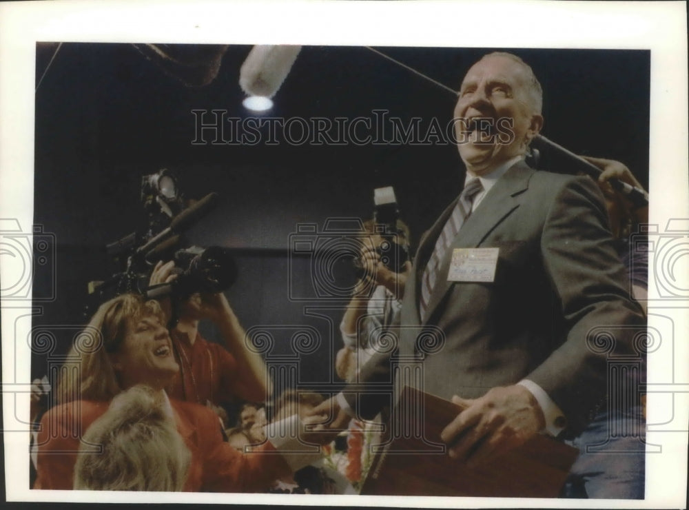 1992 Press Photo Politician Ross Perot Works A Crowd In Little Rock, Arkansas - Historic Images