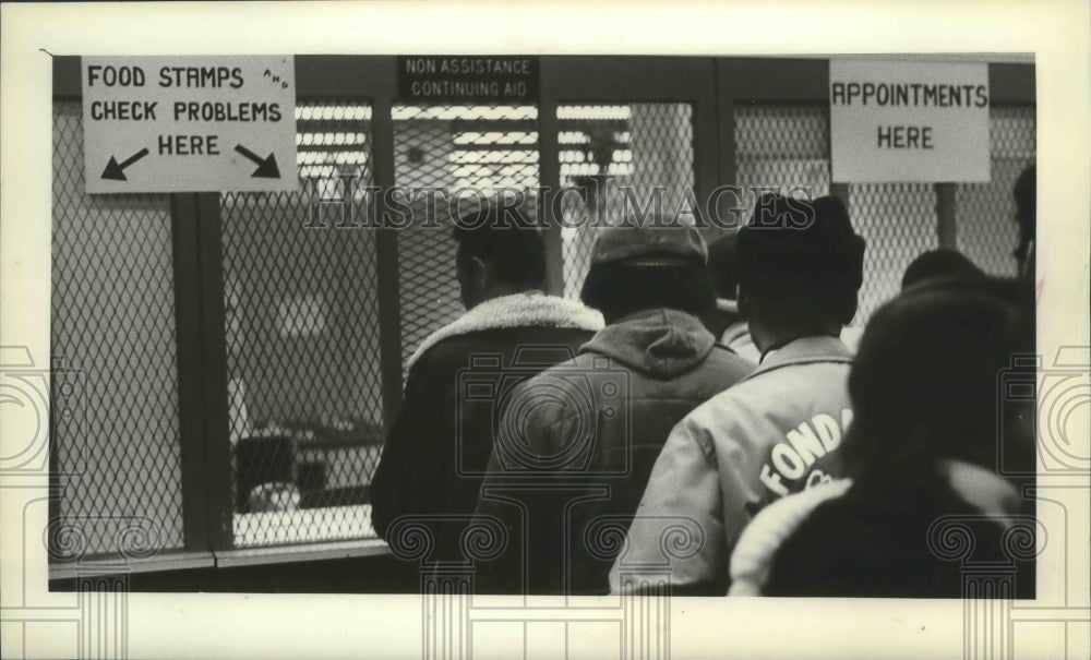 1982 Press Photo Line of People at the Welfare Center in Milwaukee, Wisconsin - Historic Images