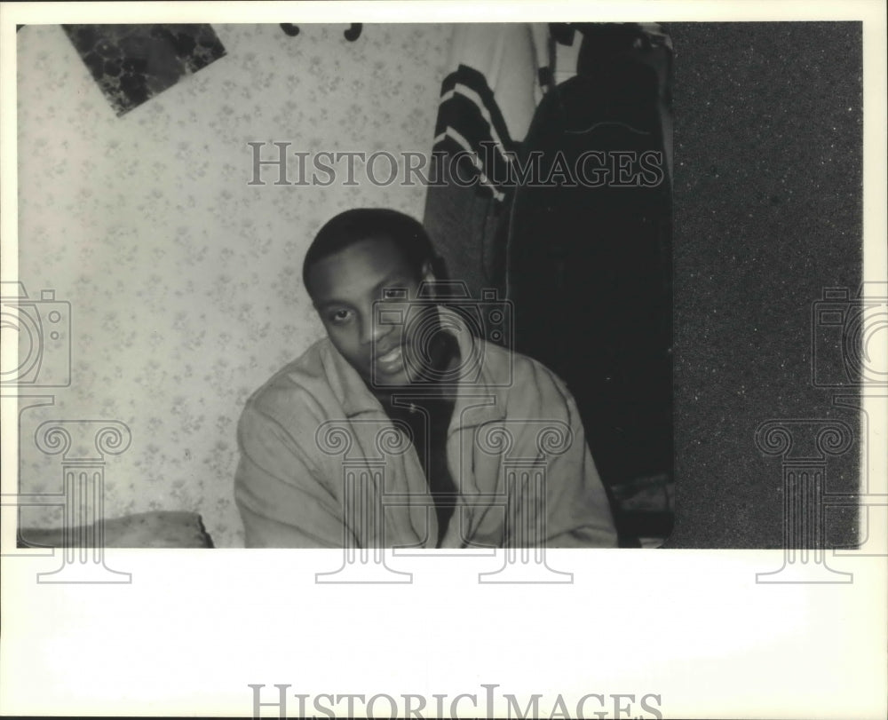1987 Press Photo Ardell Hunter Jr. in picture before he was stabbed, Milwaukee. - Historic Images