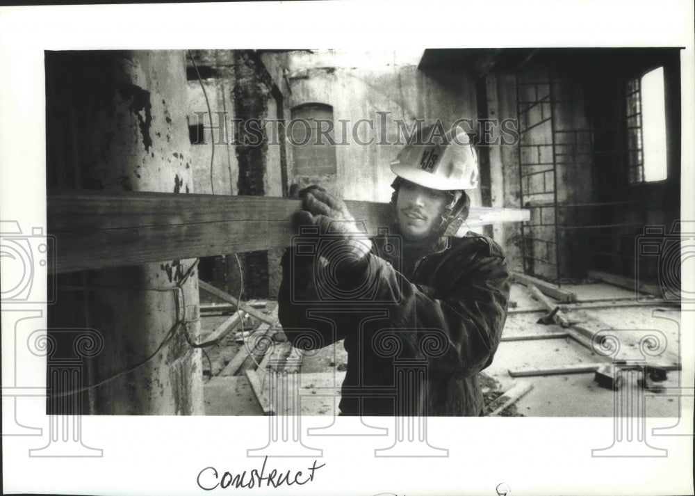 1993 Press Photo Reynado Porrata learns trade, Milwaukee Area Technical College - Historic Images