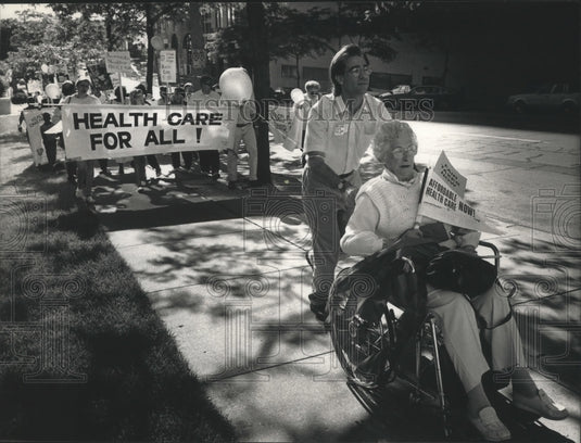 1991 Press Photo Dorothy Seeley and Dan Willetlead marchers in Milwaukee - Historic Images