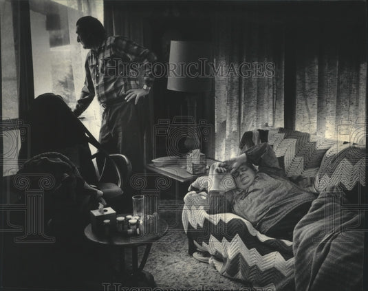 1986 Press Photo David Parker and wife in home - mjb69716 - Historic Images