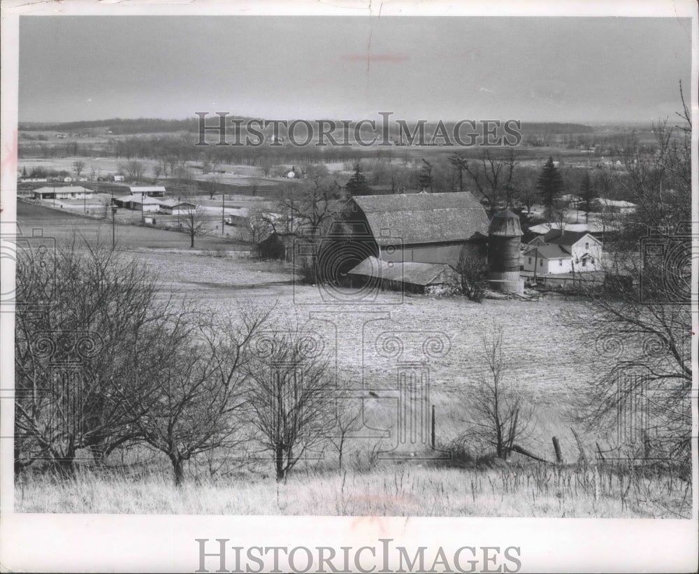 1963 Press Photo Farm house in the New Berlin countyside - mjb69739-Historic Images