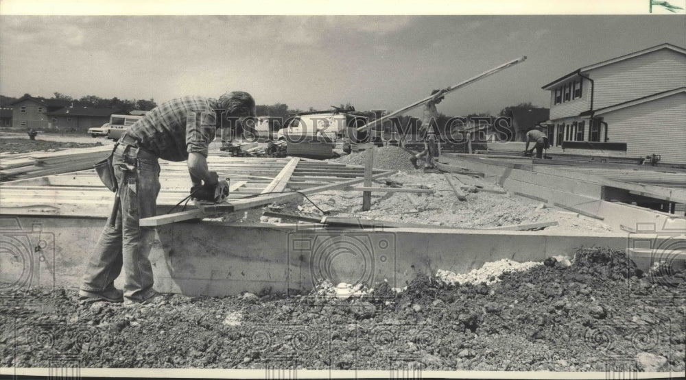 1983 Press Photo Bob Hawn works on new home in Regal Manors North New Berlin - Historic Images