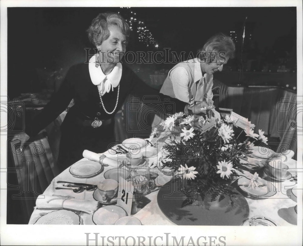 1972 Press Photo Mrs. Nickoll, Mrs. Goodman, do daisy arrangements, Milwaukee. - Historic Images