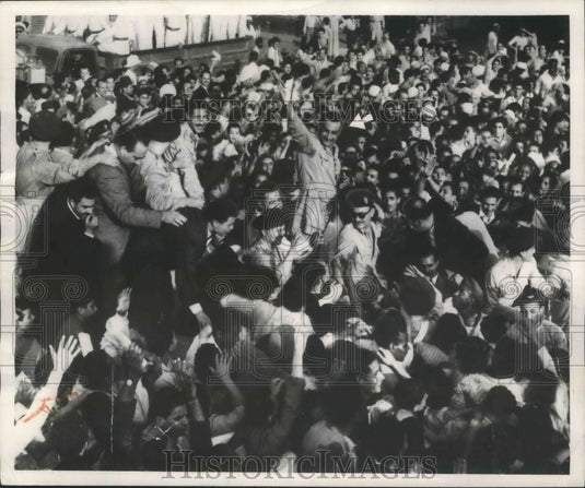 1954 Press Photo Premier Nasser being cheered by crowd, Alexandria, Egypt Oct 26 - Historic Images