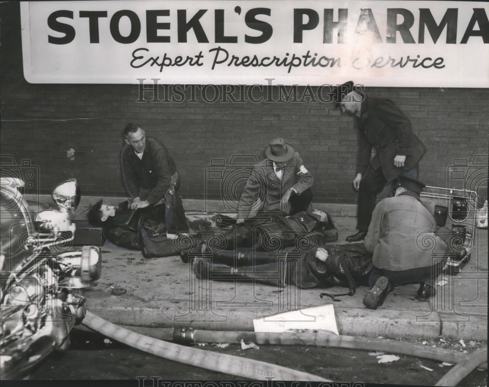 1952 Press Photo Injured Milwaukee Firemen after responding to 4-alarm fire - Historic Images