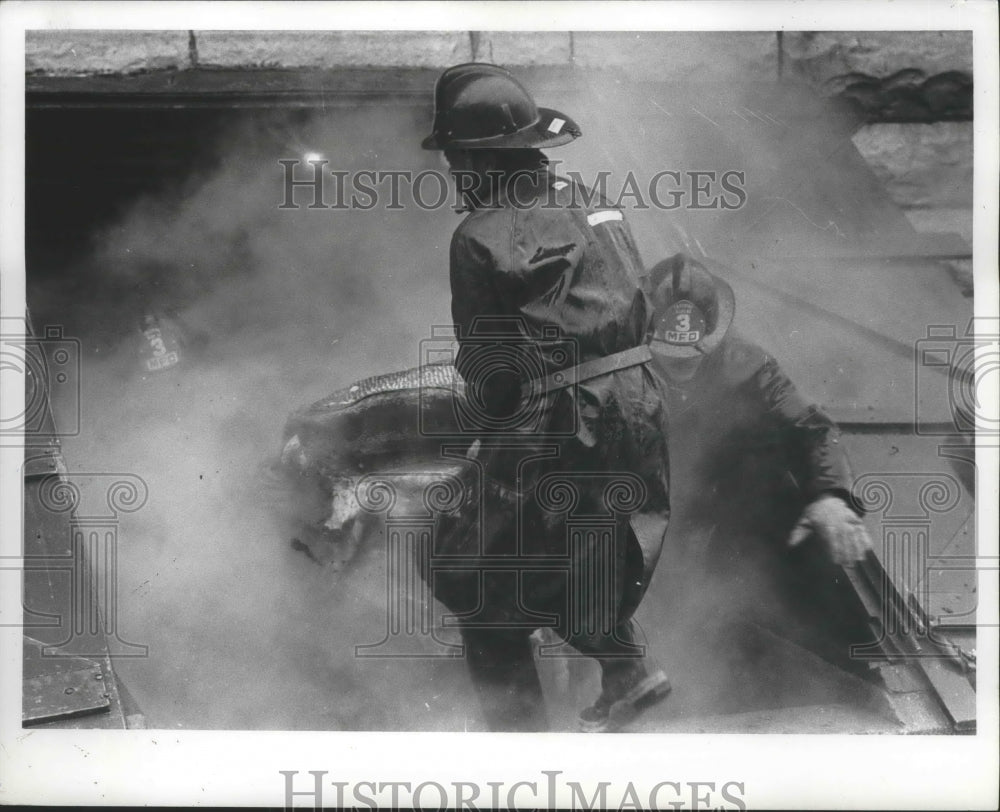 1975 Press Photo MIlwaukee firemen remove burned mattress from fire scene - Historic Images