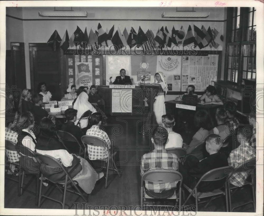 1952 Press Photo Badger Village School uses Milwaukee Journal for UN studies - Historic Images