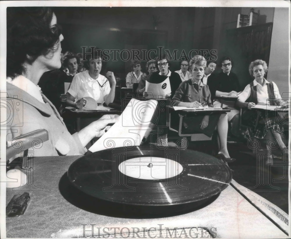 1962 Press Photo Teacher at Whitefish Bay adult school, Mrs. Pricilla Endreson-Historic Images