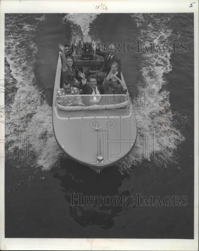 1959 Press Photo People wave as they head towards the marsh on Horicon Marsh day - Historic Images