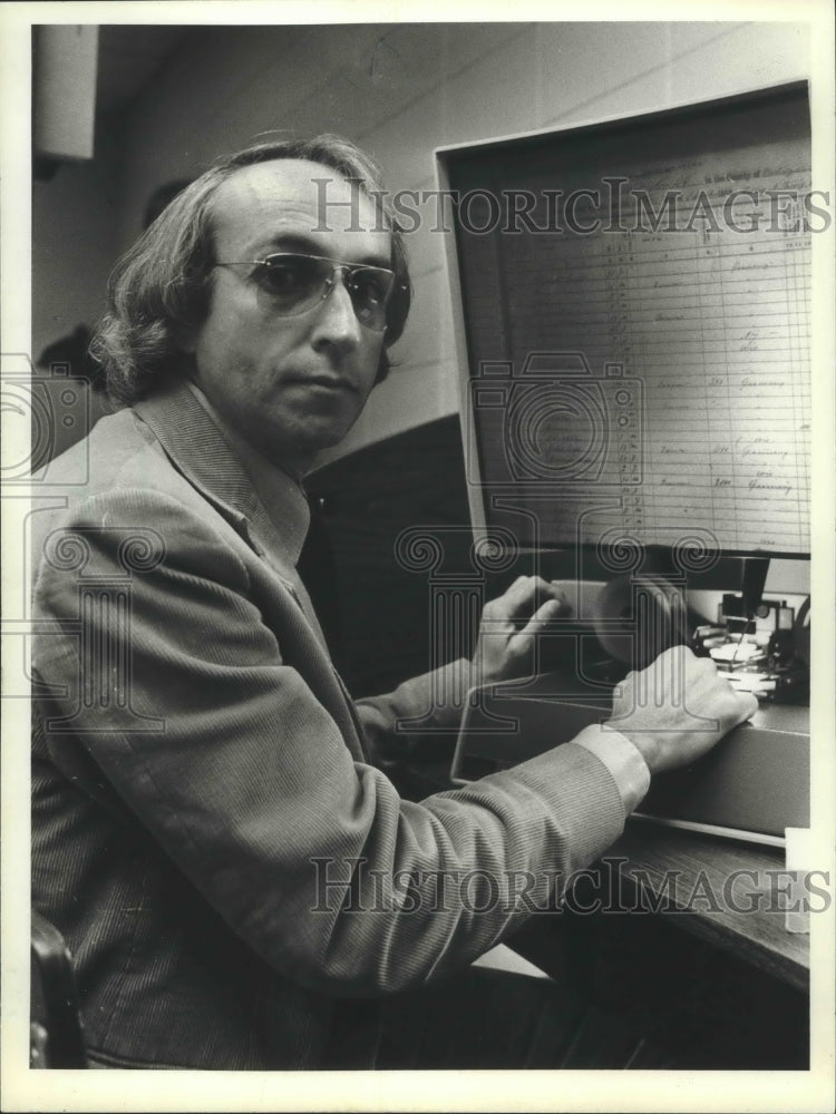 1982 Professor David Huehner uses old census records for research.-Historic Images