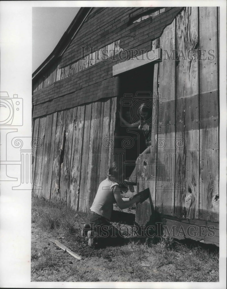 1971 Press Photo Anita Levin cuts door with Sarah Goldback during hunger hike-Historic Images