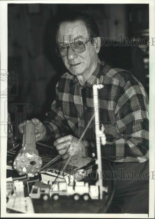 1990 Edwin Huntoon, of Rural King, looks over memorabilia - Historic Images