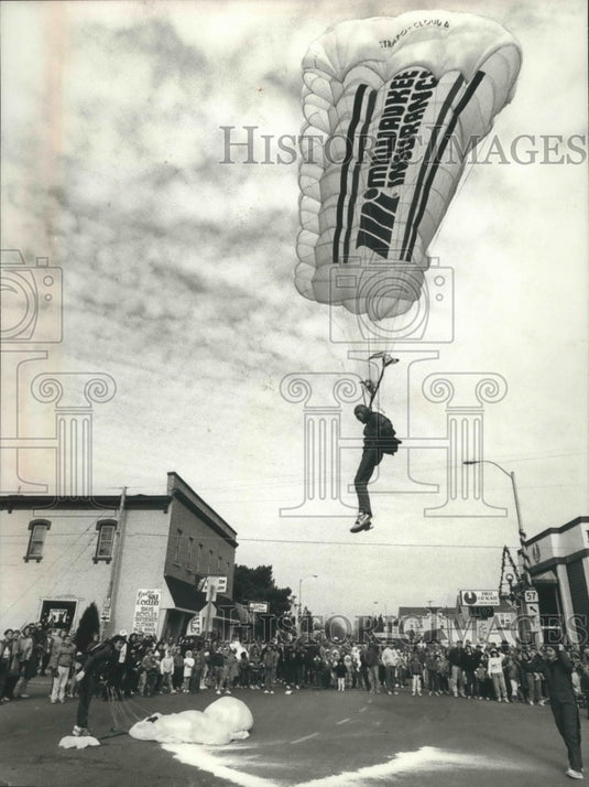 1989 Bob Blanchard descended to a pinpoint landing in Grafton - Historic Images