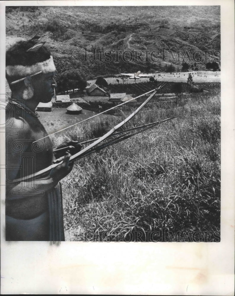1963 Press Photo A New Guinea tribesman watches the 20th Century arrive near him-Historic Images