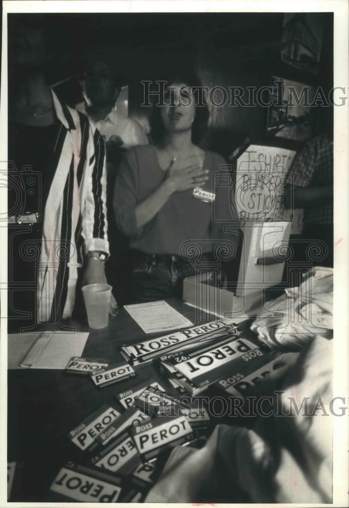 1992 Kath Robillard  reciting pledge of allegiance at Perot rally - Historic Images