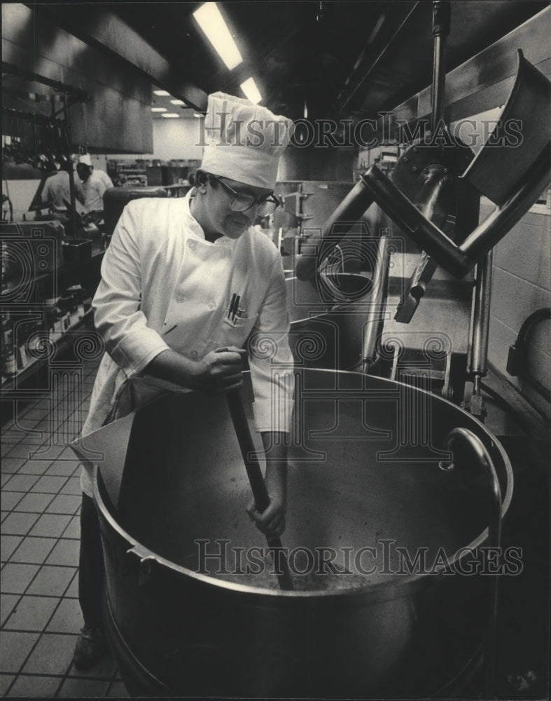 1984 Press Photo Tom Weigand cooking for diners at Convention Center, Milwaukee. - Historic Images