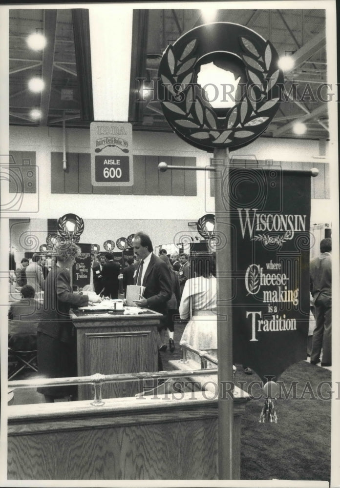 1989 Karen Pondinelli, gives cheese samples at convention, Milwaukee-Historic Images
