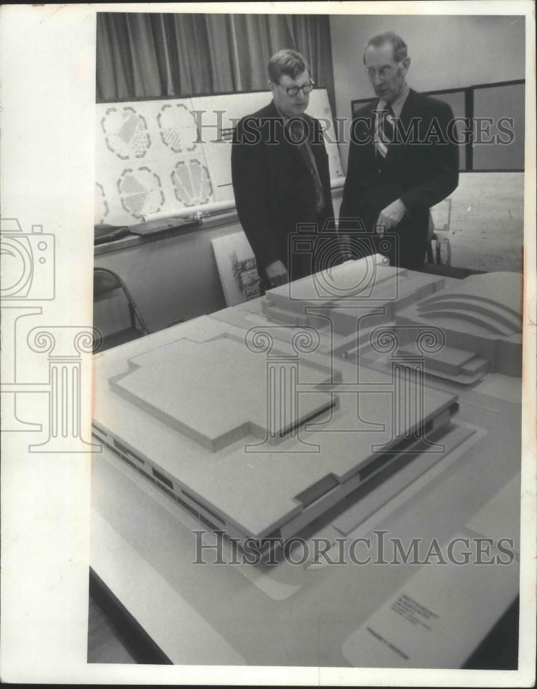 1971 Press Photo Herbert Goetsch, Charles Kuglin, look at model, Milwaukee. - Historic Images