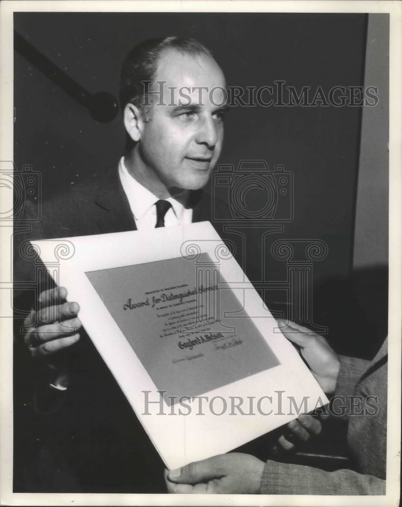 1962 Press Photo Milwaukee Governor Gaylord Nelson receives award - mjb70090 - Historic Images