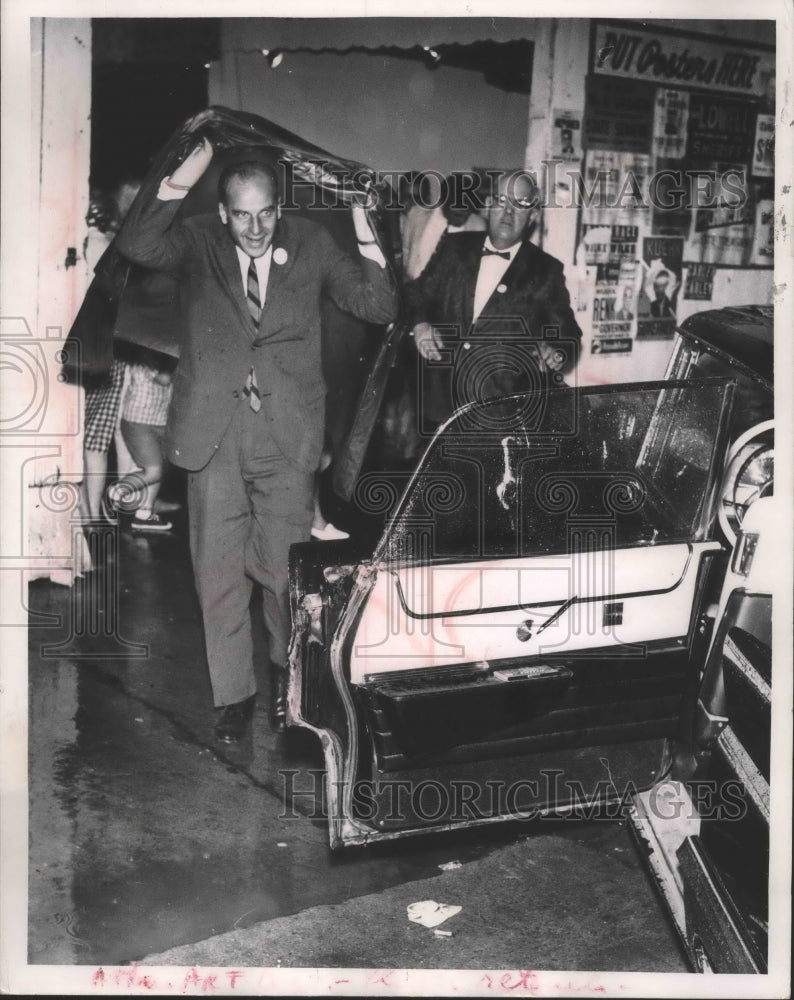 1962 Press Photo Gaylord Nelson leaves fairground after campaign for U.S. Senate - Historic Images