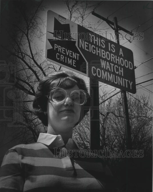 1983 Press Photo Jan York chairman of Neighborhood Watch program, New Berlin, WI - Historic Images