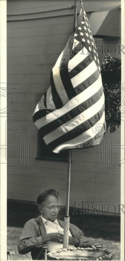 1987 Press Photo Peter Puetzer enjoys 4th of July Parade New Berlin Wisconsin - Historic Images