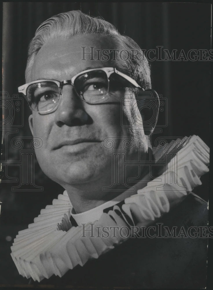 1963 Press Photo Reverand Arnold Nelson, Our Savior&#39;s Church, wore a ruff collar - Historic Images