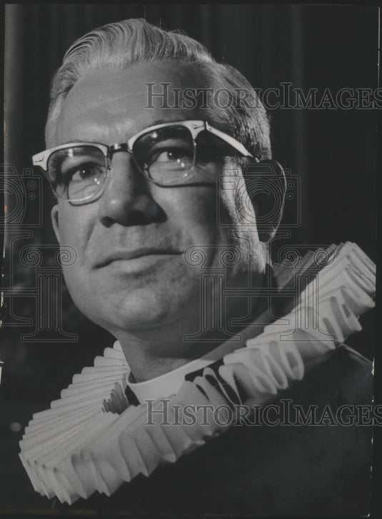 1963 Press Photo Reverand Arnold Nelson, Our Savior's Church, wore a ruff collar - Historic Images