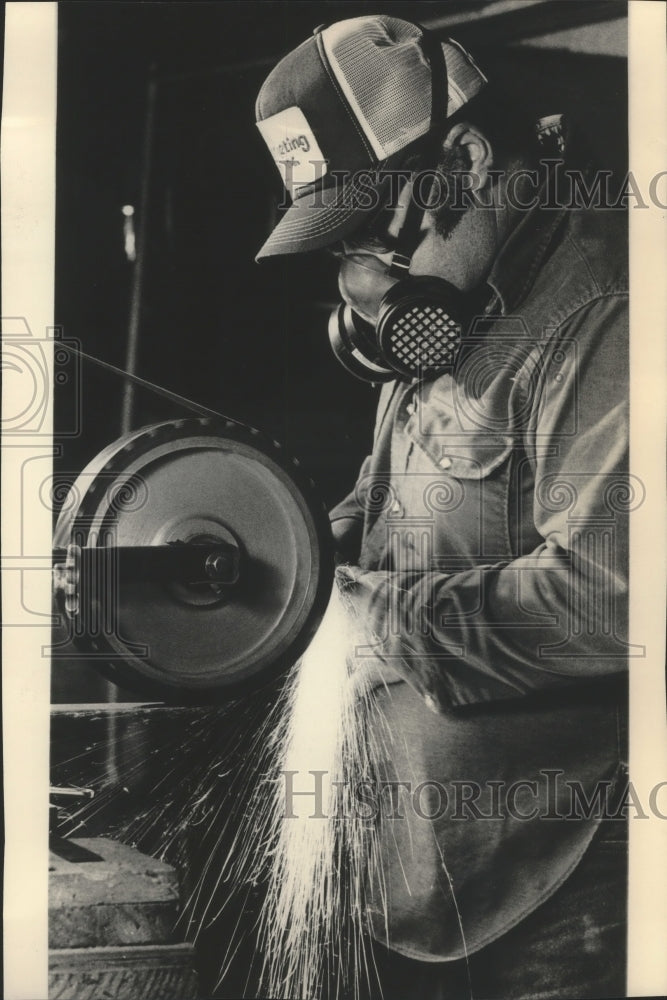 1986 Robert Papp ground steel into a blade-Historic Images