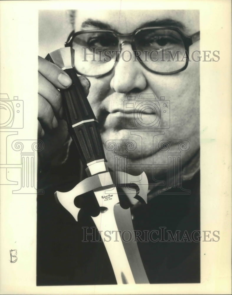 1986 Press Photo Robert Papp displayed the detail work on a sword. - mjb70171-Historic Images