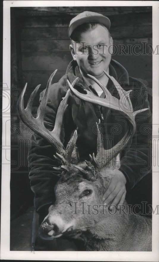 1954 Press Photo Bob Sawinski with odd deer antlers - mjb70196-Historic Images