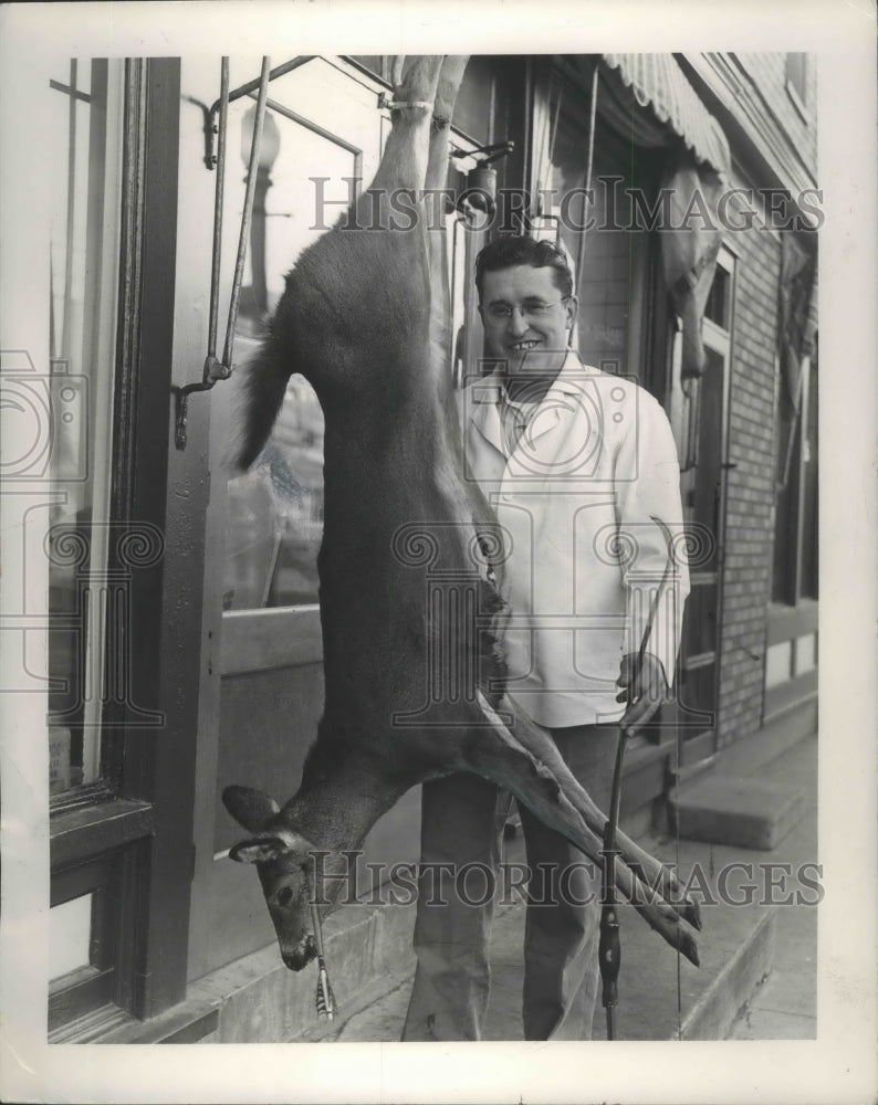 1952 Press Photo Paul Sawyer of Mayville, Wisconsin deer hunting, Horicon marsh - Historic Images