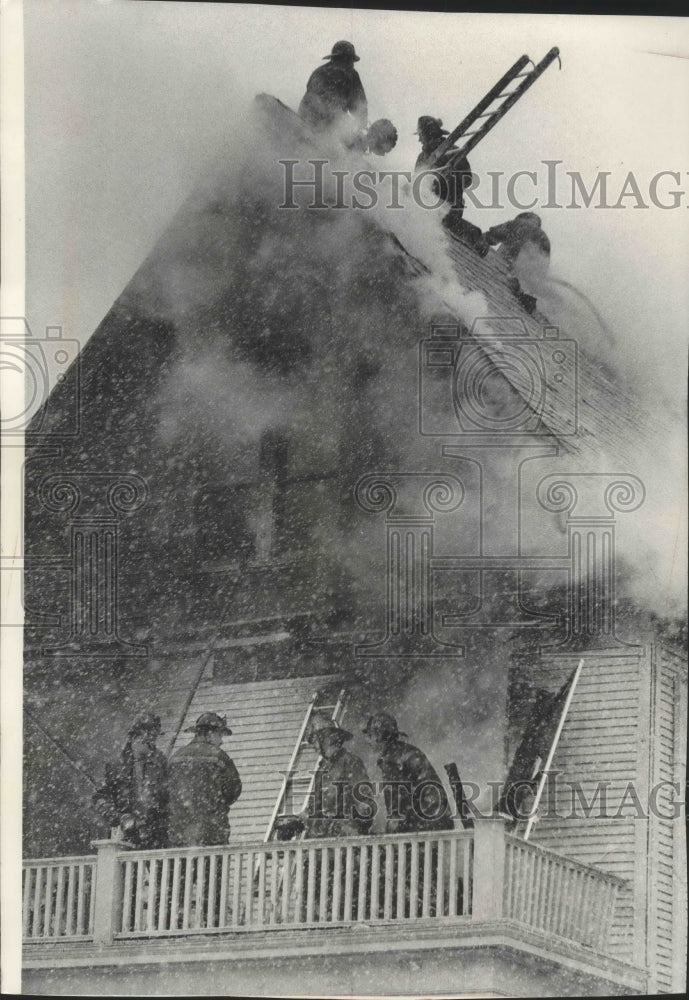 1976 Press Photo Milwaukee firemen on roof and porch as they fight a fire - Historic Images