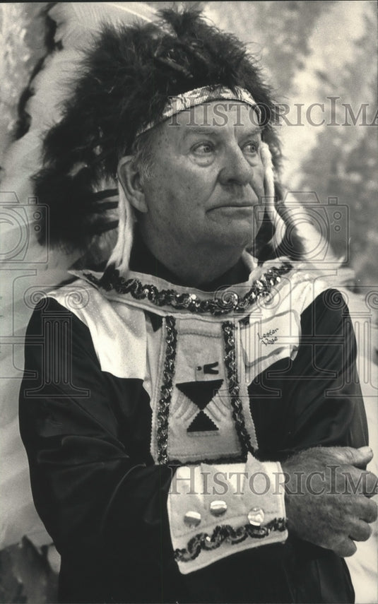1988 Press Photo Lester Voge of Milwaukee sang "By the Waters of Minnetonka" - Historic Images