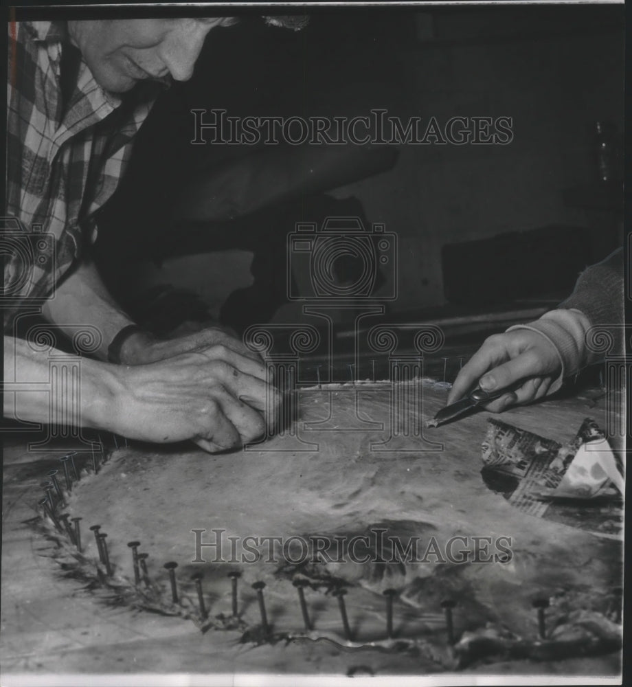 1958 Press Photo Beaver pelt must be stretched and cleaned of flesh and hung - Historic Images