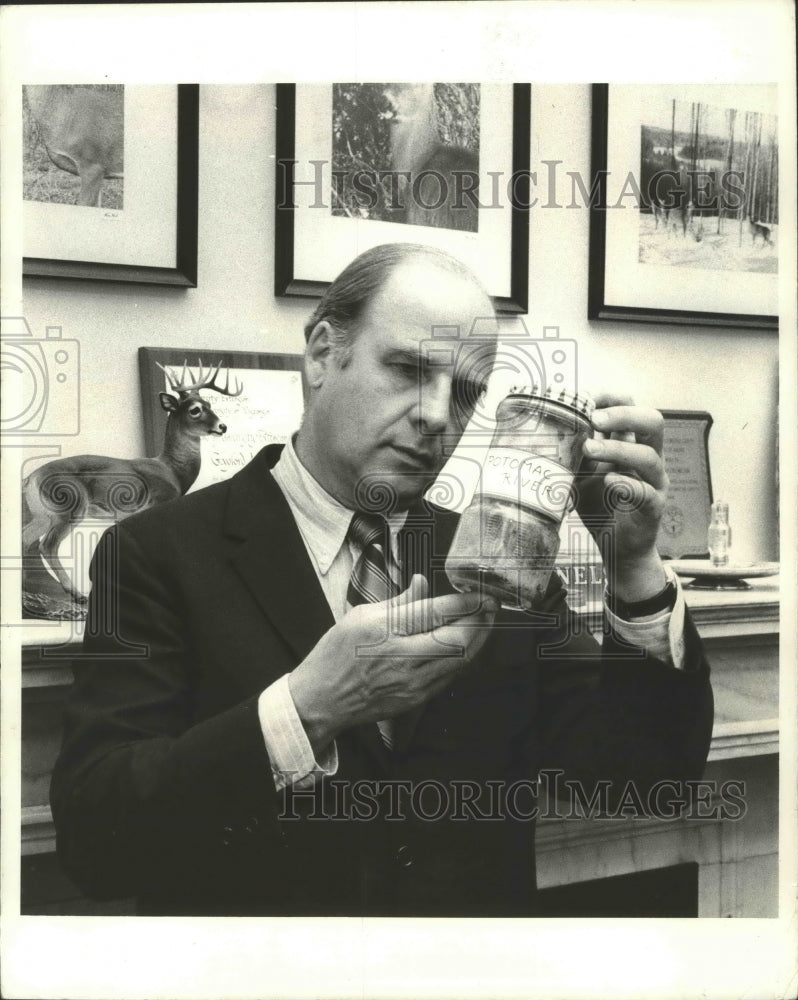 1973 Press Photo Senator Gaylord Nelson holds jar of Potomac River water - Historic Images