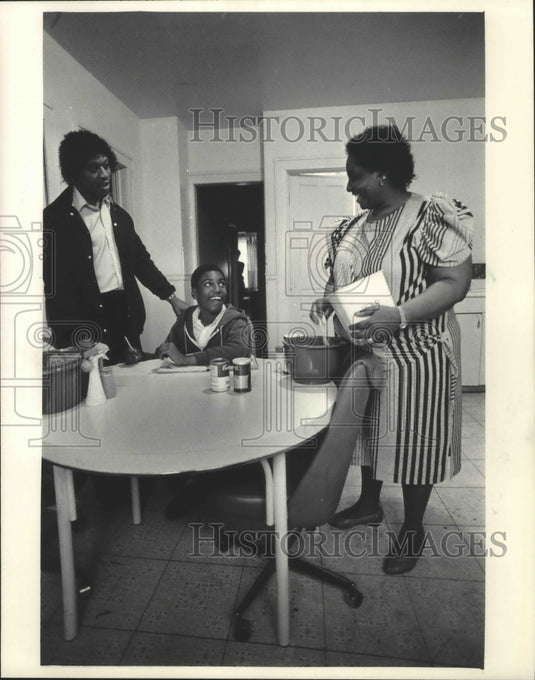 1986 Mary Cowser and family, pregnancy left them with medical bills - Historic Images