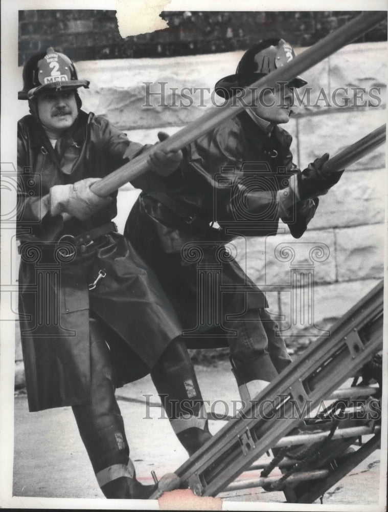 1975 Press Photo Milwaukee firemen Gregg Miller (left) and Jeffrey Burke - Historic Images