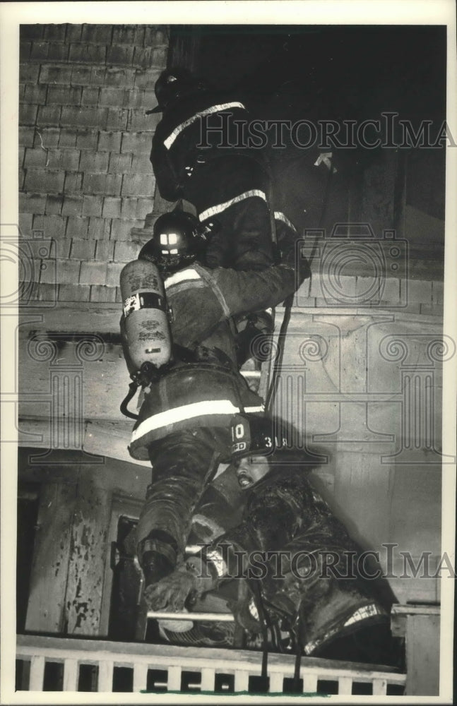 1988 Press Photo Milwaukee firemen battle blaze at 2635 N. Palmer St. - Historic Images