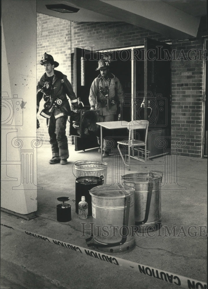 1987 Press Photo Milwaukee Firefighters remove chemicals, Robert Fulton School - Historic Images