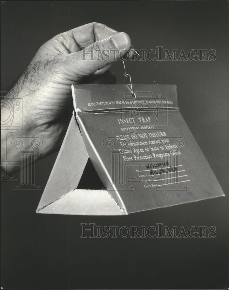 1986 Press Photo Gypsy moth trap - mjb70500 - Historic Images